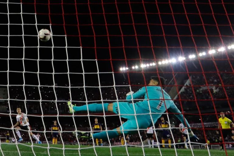 Guarda-redes do Saragoça dá soco na cara de adversário após expulsão