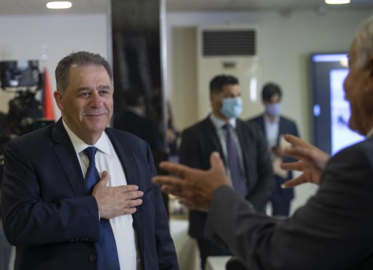 Líbano detém ex-embaixador palestiniano no aeroporto de Beirute sob acusações de corrupção