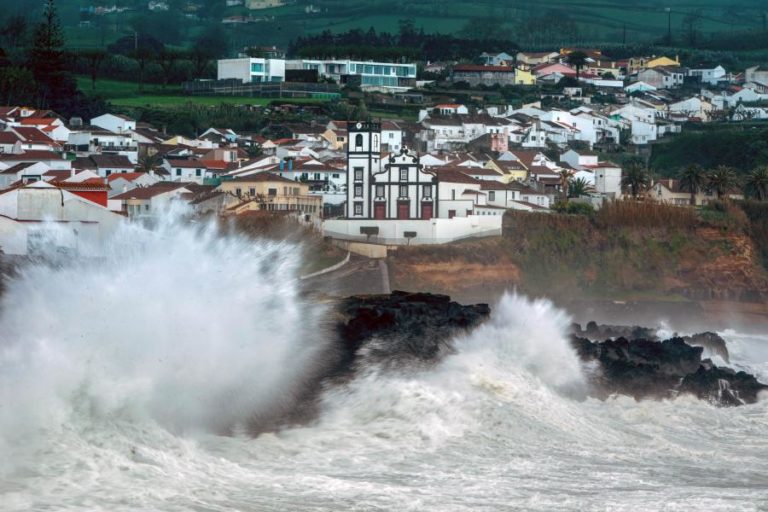 Açores sob avisos laranja e amarelo devido a agitação marítima e vento