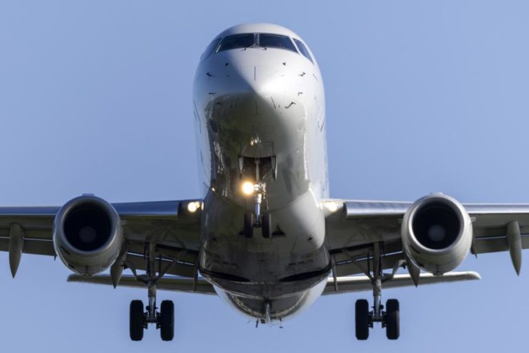 Suécia emite alerta devido ao risco de escassez de combustível para aviões na Europa