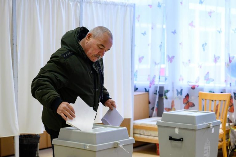 Hungria/Eleições: Sondagens dão vitória à oposição mas sistema eleitoral cria entraves