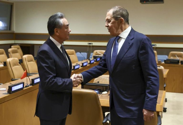 Irão: Chefes da diplomacia chinesa e russa pedem “cessar-fogo imediato” no Médio Oriente
