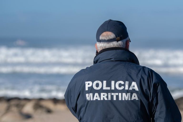 Buscas por jovem desaparecido no mar da Costa de Caparica prosseguem em terra