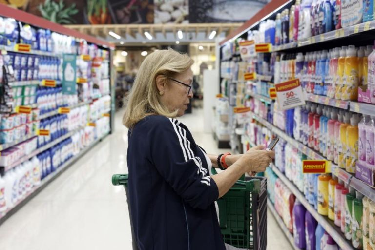 PS propõe ao Governo baixar impostos nos combustíveis e IVA zero no cabaz alimentar