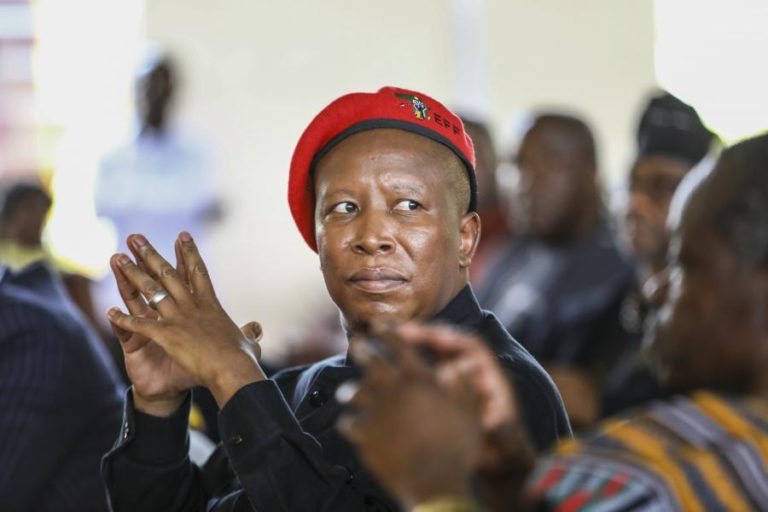 Apoiantes do político sul-africano Julius Malema protestam antes da leitura da sentença