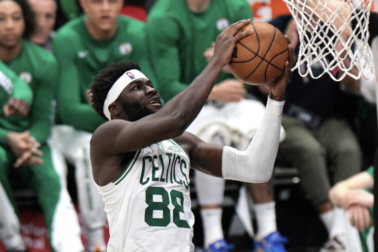 Neemias Queta soma oito pontos no desaire dos Celtics com os Sixers