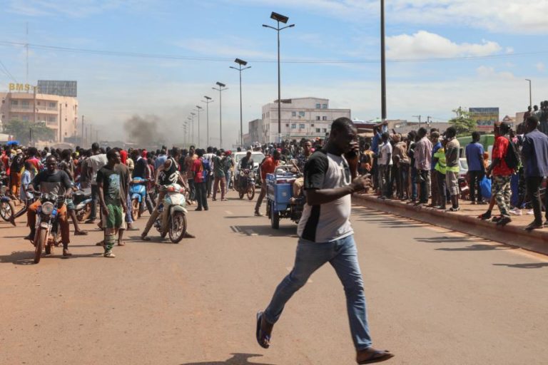 Junta militar declara recolher obrigatório de 72 horas no Mali após ataques