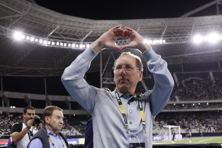 Tribunal brasileiro decreta afastamento de John Textor da gestão do Botafogo