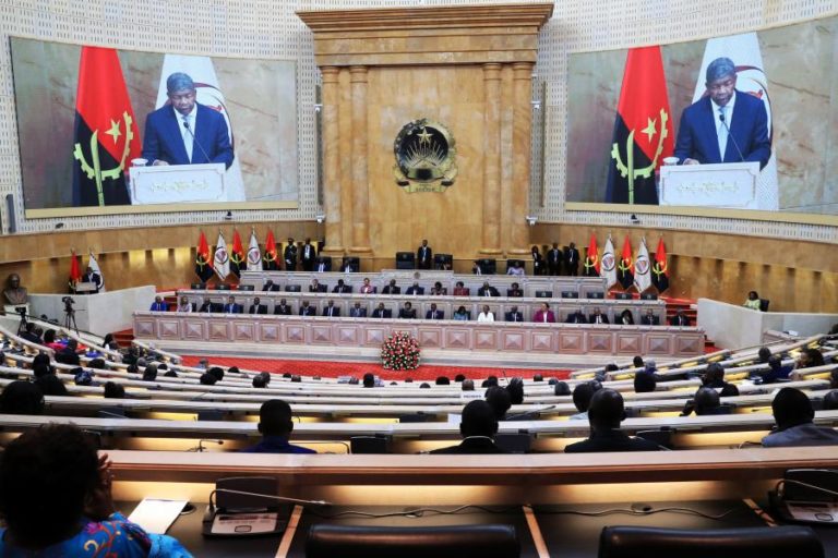 Parlamento angolano chumba lei sobre exercício de oposição democrática em Angola