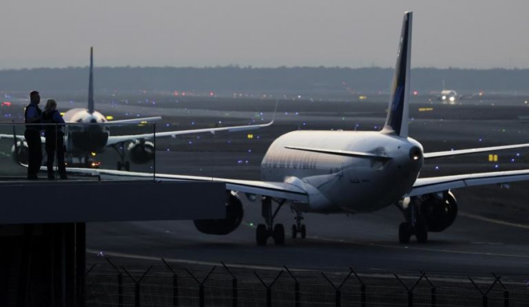Comissão Europeia prepara-se para eventuais falhas de combustível para aviação na UE