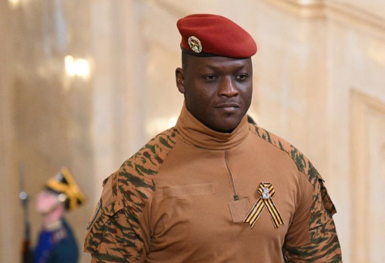 Líder da junta militar diz que povo do Burkina Faso deve “esquecer a democracia”