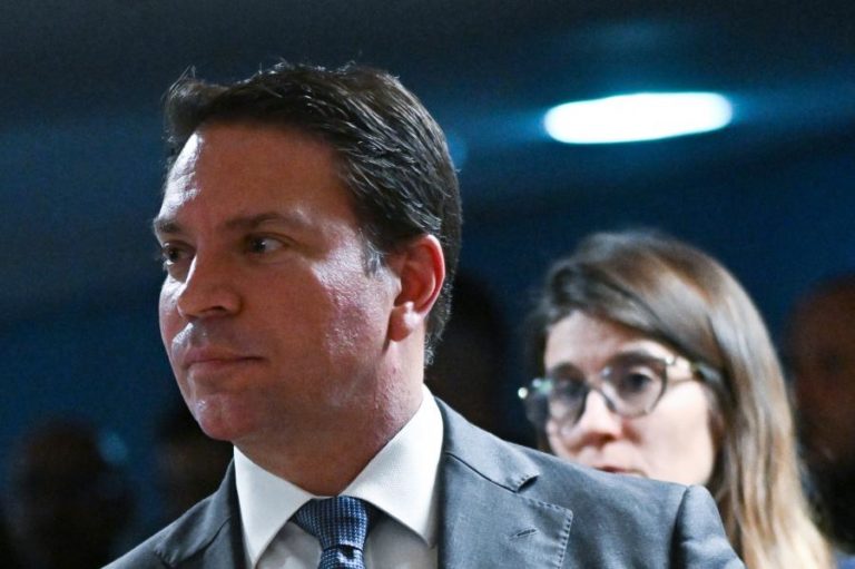 Ex-chefe dos serviços secretos brasileiros foragido detido nos EUA pelo ICE