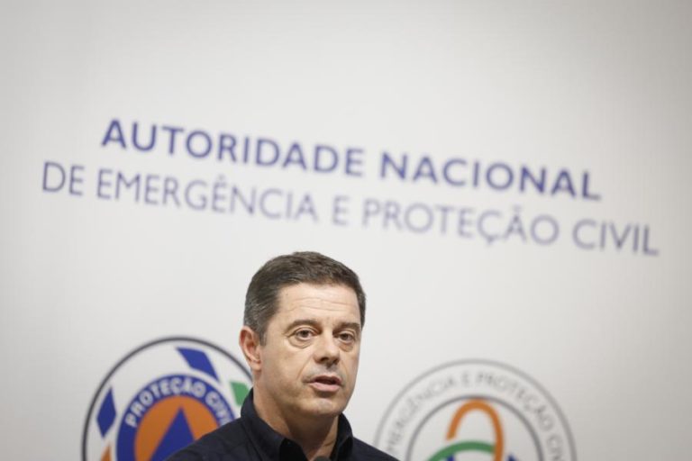 Comandante nacional recusa falta de coordenação, mas diz-se preocupado com fogos à noite
