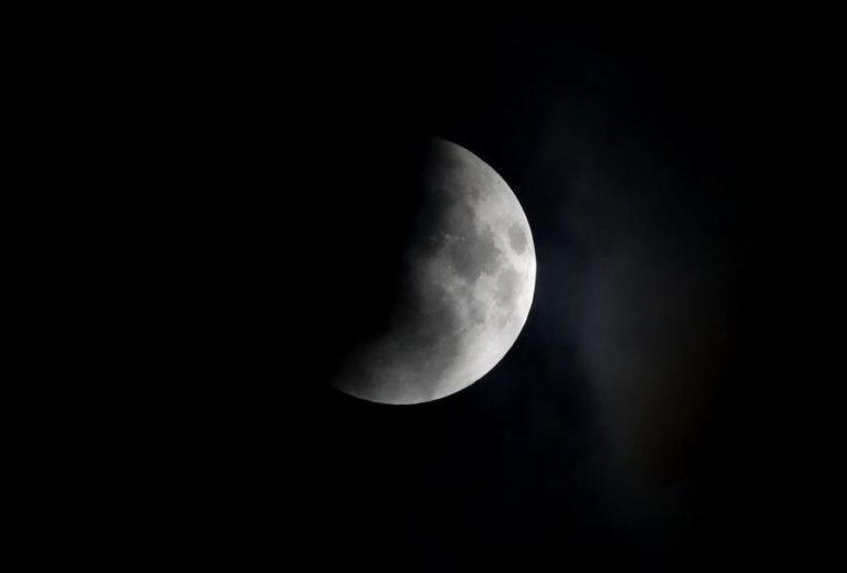 Tripulação da Artemis II verá um eclipse solar durante sobrevoo da face oculta da Lua