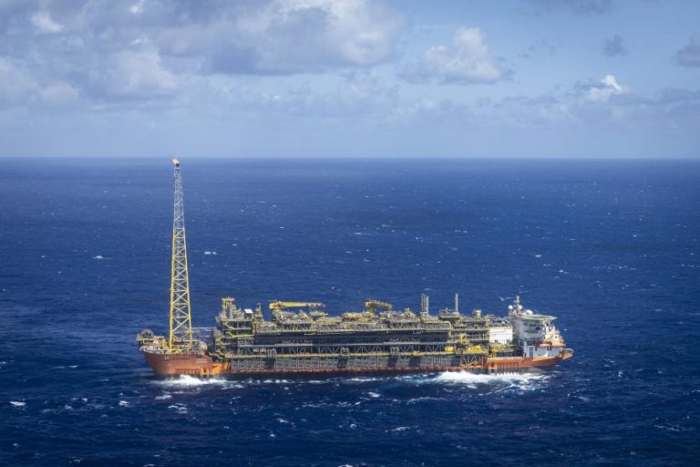 OPEP+ aumenta produção de petróleo em 206 mil barris por dia a partir de maio