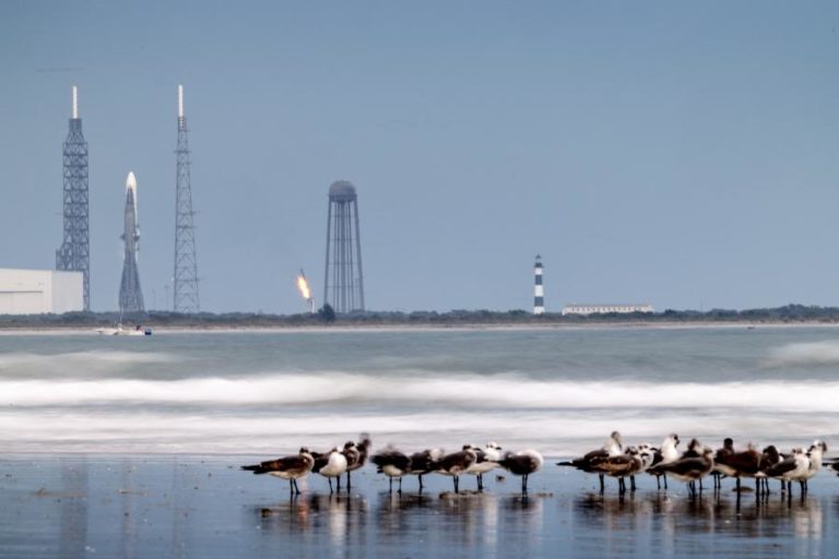 Blue Origin lança foguetão reutilizado New Glenn, mas falha órbita de satélite