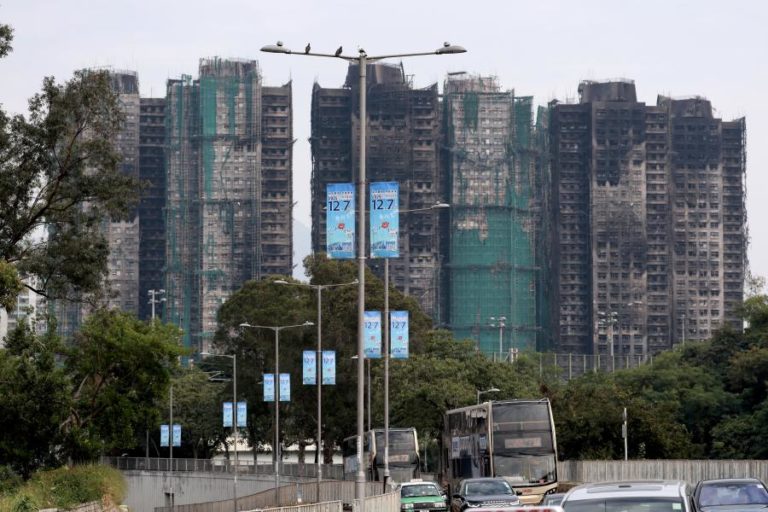 Sobreviventes voltam a apartamentos destruídos meses após incêndio mortal em Hong Kong