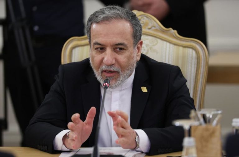 Chefe da diplomacia iraniana entrega a Islamabad respostas aos EUA