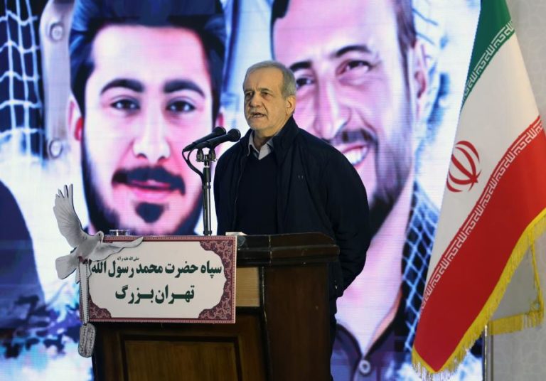 Irão: Presidente Pezeshkian escreve ao “povo dos EUA” rejeitando ser ameaça