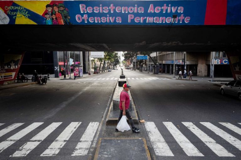 Venezuelanos questionam onde está o dinheiro da venda do petróleo aos EUA