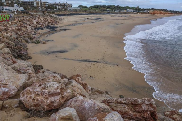 Mau tempo: Praias com dificuldade em repor areal têm exceção para hastear Bandeira Azul