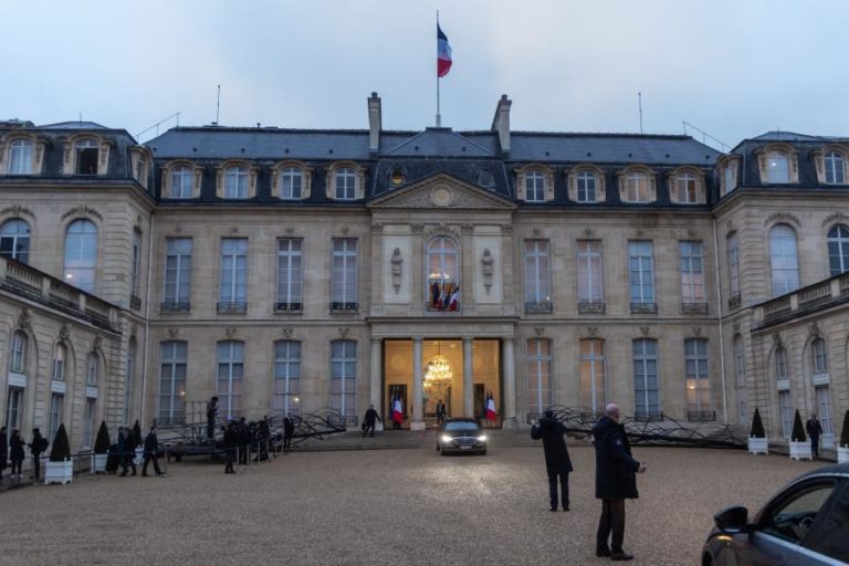 Justiça francesa faz buscas no Palácio do Eliseu por suspeitas em contratos