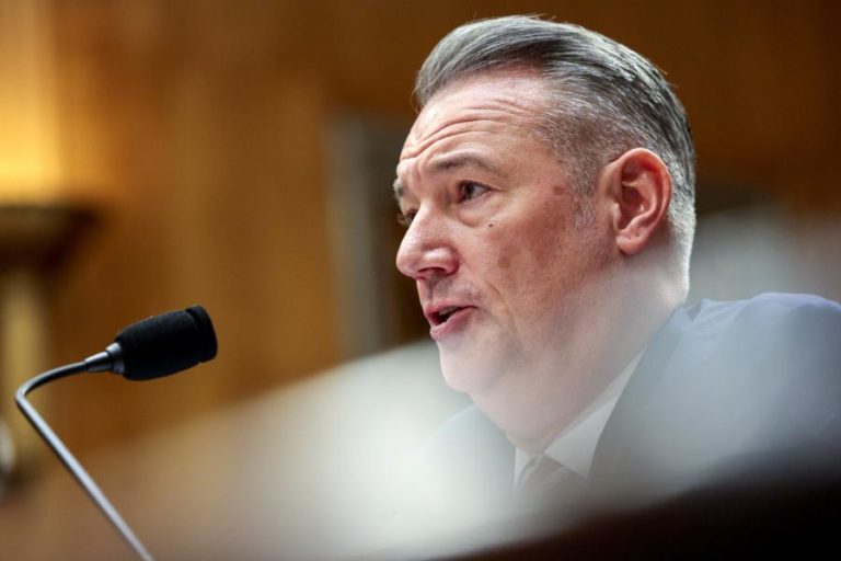 Demite-se diretor interino do ICE e responsável por plano de deportação de Trump