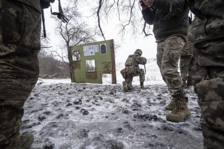 Exército de Kiev vai rodar tropas a cada dois meses