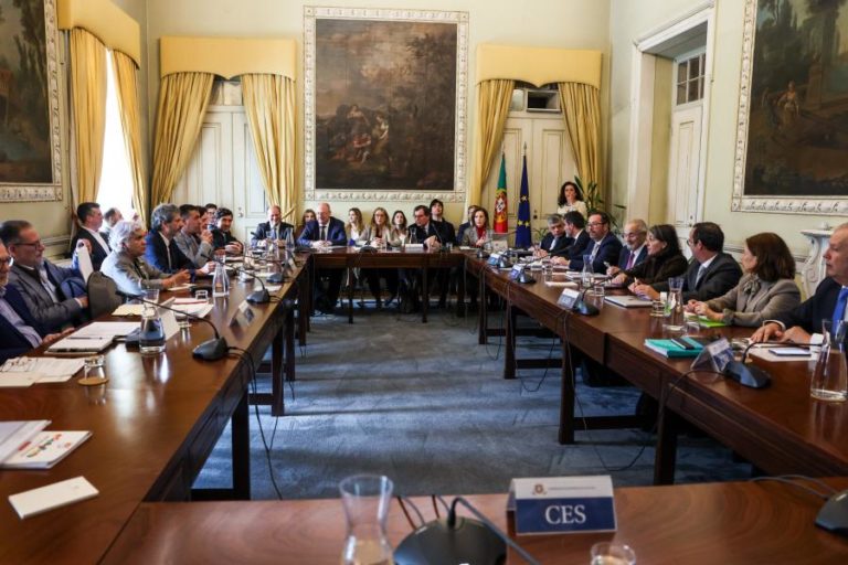 Parceiros sociais vão consultar órgãos sobre alterações à lei laboral –  ministra