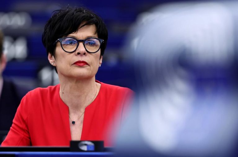 Comissária quer regras para punir países que recuem na democracia após entrar na UE