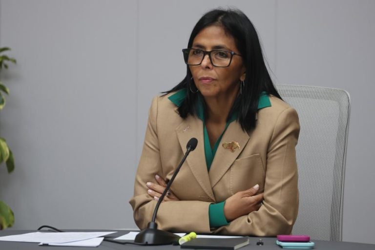 Delcy Rodríguez celebra regresso ao FMI como “passo muito importante” para a Venezuela