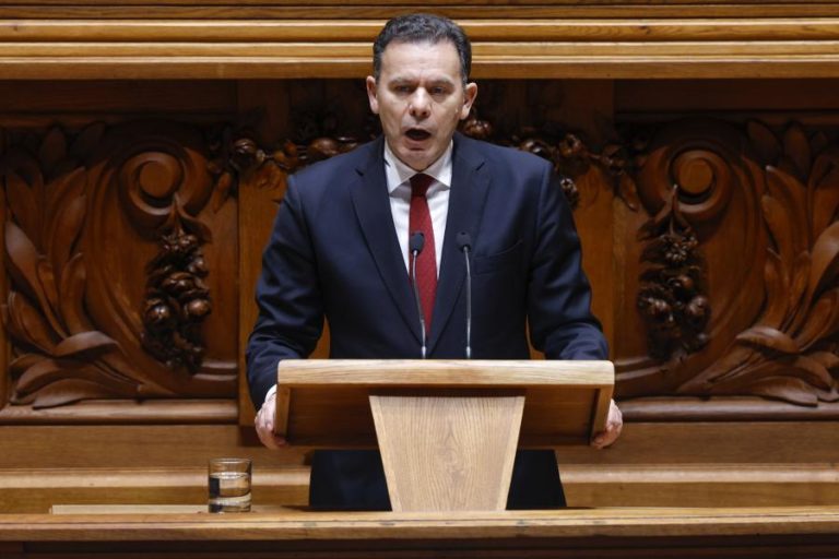 Montenegro no parlamento com debate sobre leis laborais, inflação e jornalistas