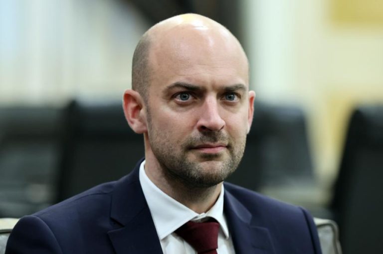 França critica e adverte para atitude belicista de Donald Trump