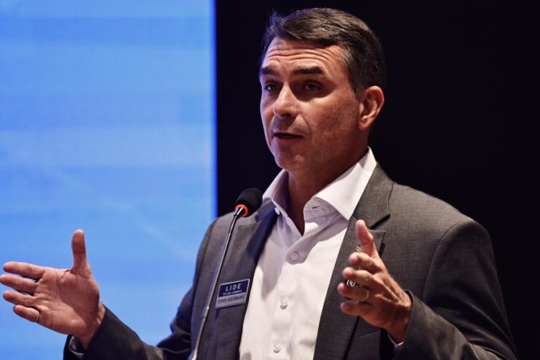 Justiça brasileira investiga Flávio Bolsonaro por susposta calúnia contra Lula