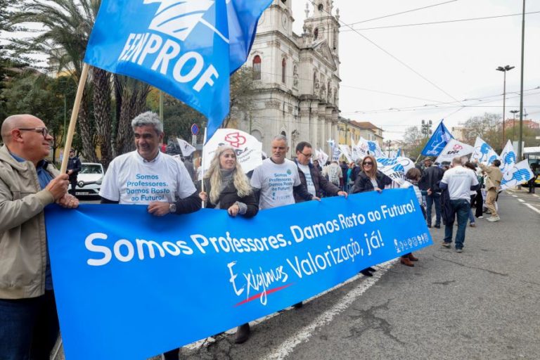 Fenprof inicia na sexta-feira “semana de reflexão e luta” sobre estatuto da carreira docente