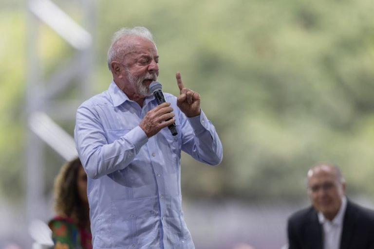 Lula acusa Flávio Bolsonaro de querer vender o Brasil aos EUA