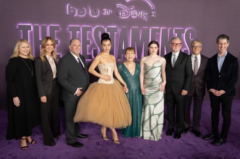 “O patriarcado cometeu muitos erros no mundo” – produtor de “Os Testamentos”