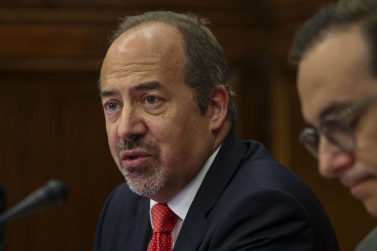 Não é o Banco de Portugal que pode pôr limites às comissões bancárias – governador