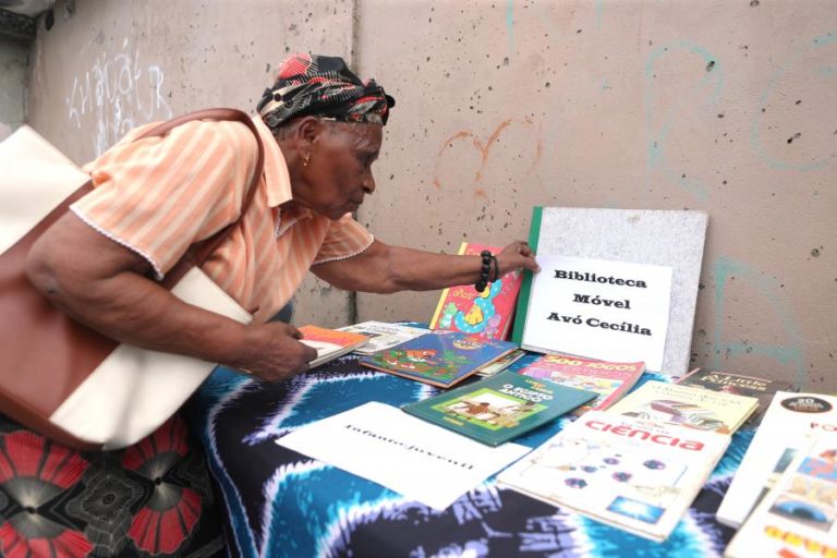Biblioteca móvel da ‘avó Cecília’ elogiada por PR moçambicano