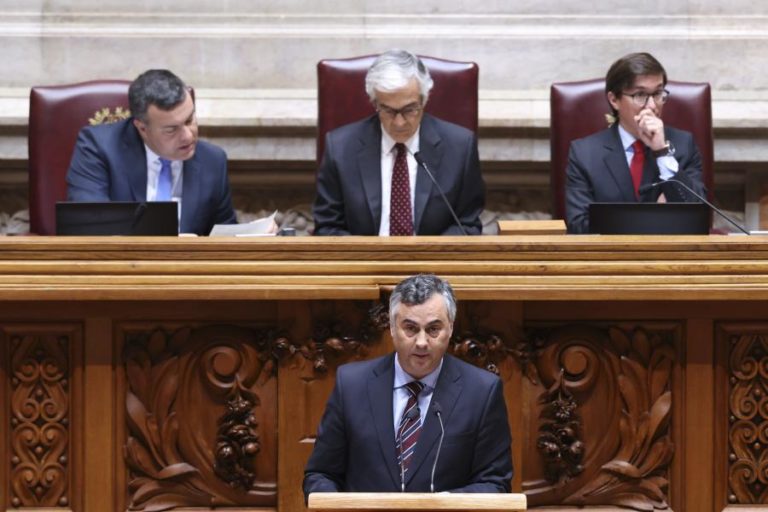 Ministro responde a críticas sobre Saramago dizendo que alternativa “também é militante do PCP”