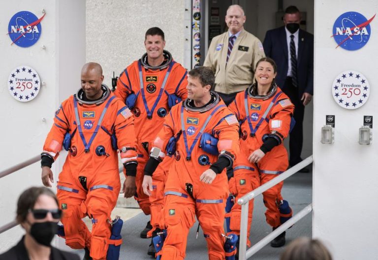 Astronautas da Artemis II acordam na cápsula Orion e orbitam a Terra no 1.º dia
