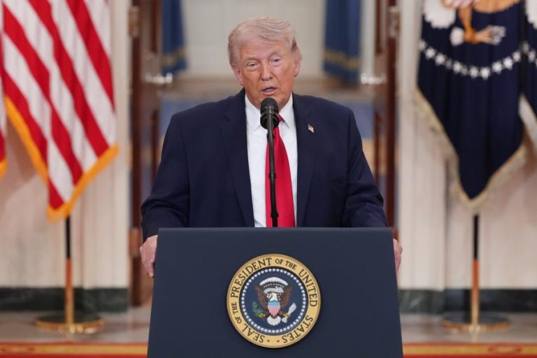 Trump insiste em prazo de 48 horas para Teerão reabrir estreito de Ormuz