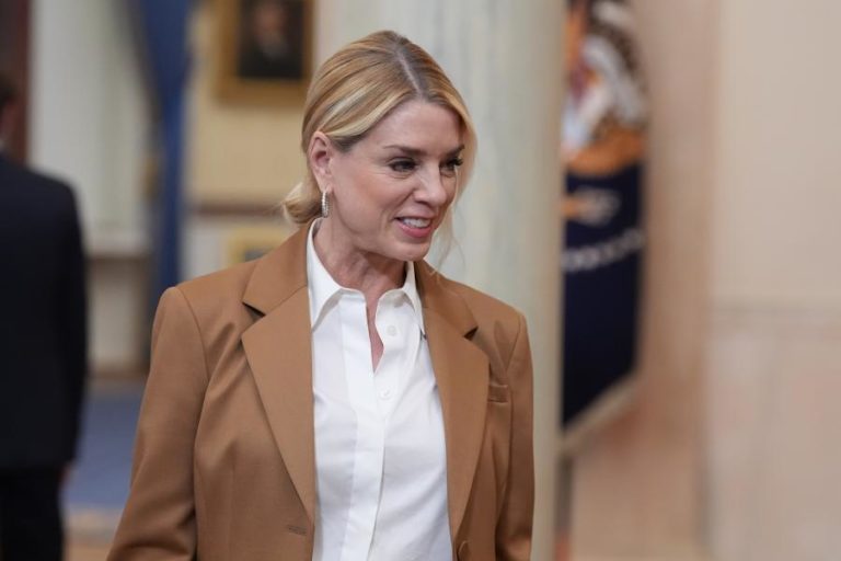 Trump despede procuradora-geral Pam Bondi