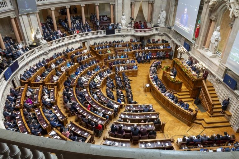 Constituição/50 anos: IL e CDS defendem melhorias no texto mas esquerda rejeita necessidade de revisões