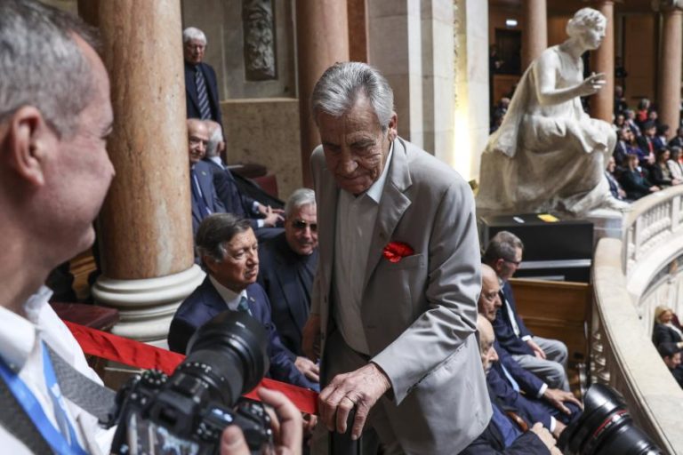 Constituição/50 anos: Alguns deputados constituintes abandonam galerias durante discurso de Ventura