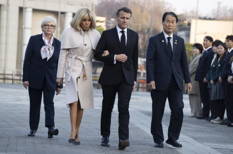 Macron critica Trump por enfraquecer NATO e por guerra sem solução para nuclear