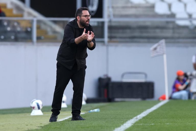Treinador do Tondela quer foco na performance para visita ao FC Porto