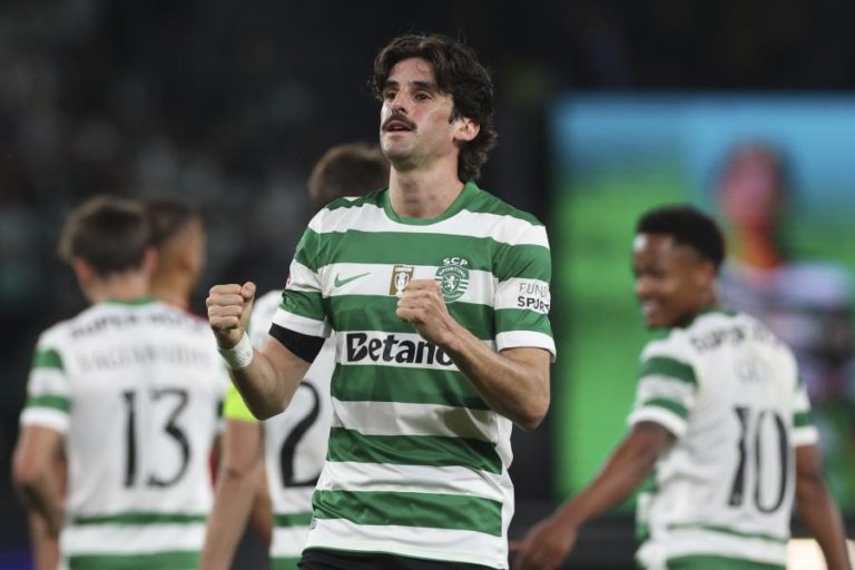 Sporting vence após reviravolta e fica provisoriamente a quatro pontos do líder na I Liga