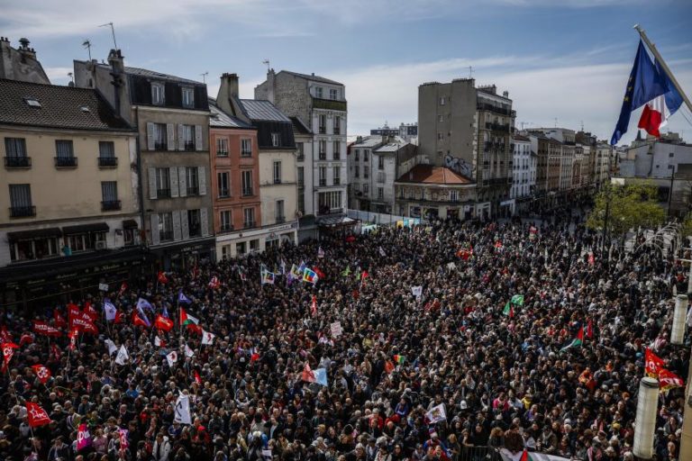 Milhares de pessoas protestaram contra racismo em França