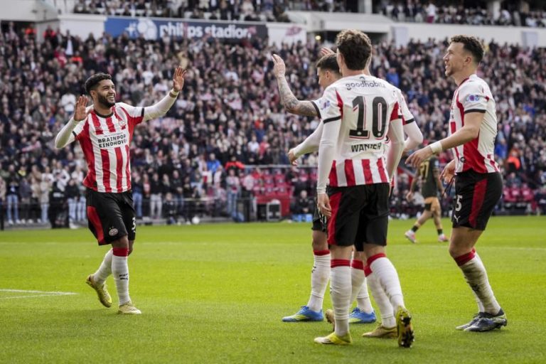 PSV Eindhoven sagra-se tricampeão neerlandês de futebol